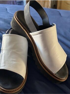 Bueno White Leather Open-Toe Platform Slides in box  size 7 worn once